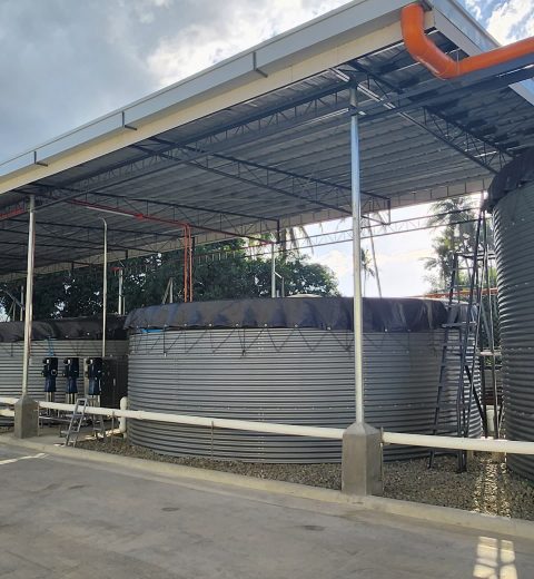 Filipinler'deki gıda işleme tesisindeki su tankları