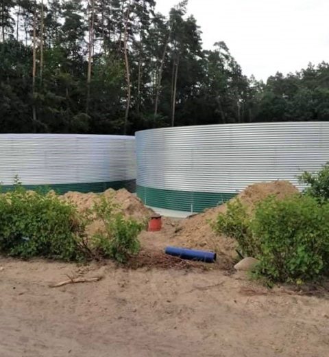 Polonya'da bir orman fidanlığının sulanması için iki tank