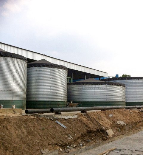 Tayland'daki bir şeker fabrikası için dört su tankı